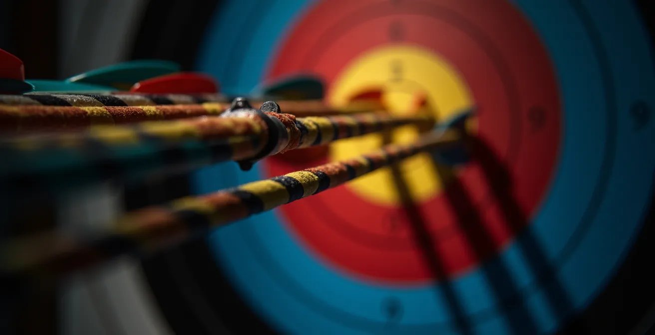 Tableau de classement national avec flèches plantées dans une cible en arrière-plan