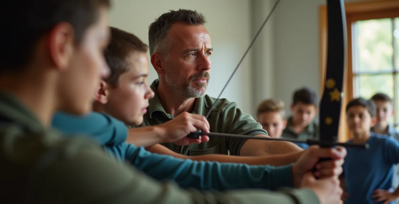 Entraîneur fédéral guidant un groupe de jeunes archers lors d'une séance technique